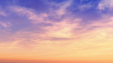 Gün batımında renkli bulutlu bir gökyüzü. Rengi değişmiş. Gökyüzü dokusu, soyut doğa arkaplanı