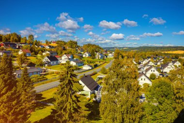 Norveç 'in Jovik kasabasının panoramik manzarası. Kalkvegen Caddesi. Srbyen öğrenci evinden görüntü