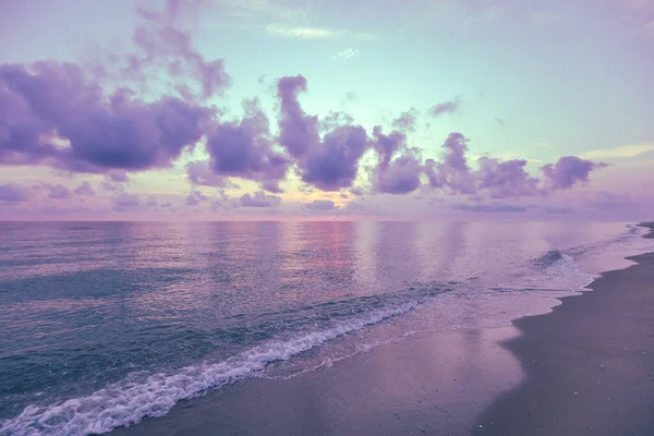 Temprano Playa Rosa Púrpura Amanecer Sobre Mar Color Pastel — Foto de Stock