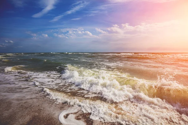 Przylądek Morski Słoneczny Dzień Burzliwe Morze Pięknym Zachmurzonym Niebem Krajobraz — Zdjęcie stockowe