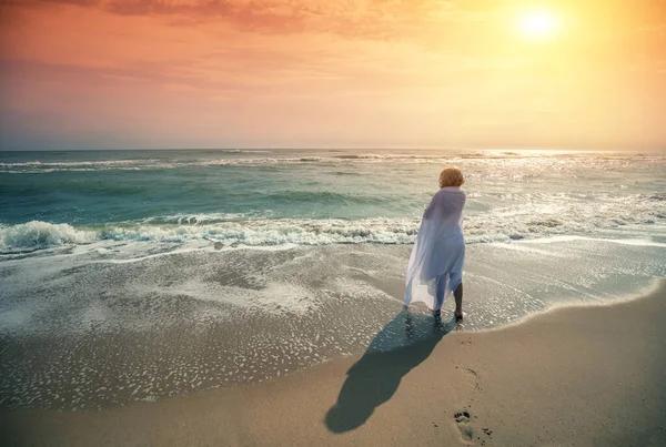 Jeune Femme Robe Blanche Avec Paréo Sur Plage Par Une — Photo