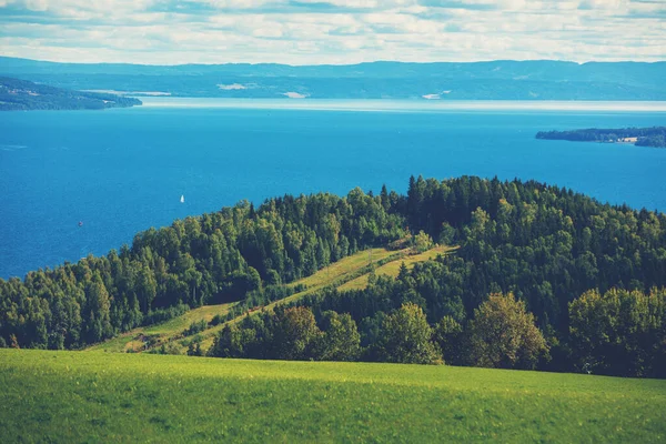 夏にはGjovik市の美しい湖Mjosaの景色 ノルウェー ヨーロッパ — ストック写真