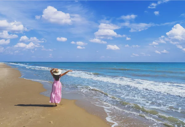 Zeegezicht Met Prachtige Lucht Vrouw Het Strand Zomertijd Jonge Gelukkige — Stockfoto
