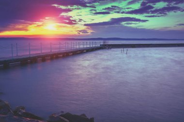 Gün batımında Balaton Gölü manzarası. Siofok, Macaristan