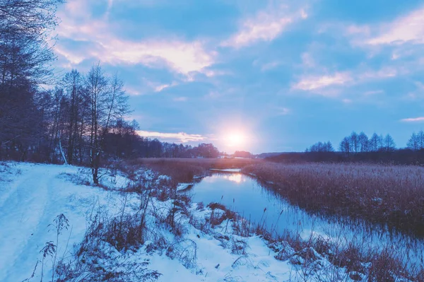 Paisagem Rural Inverno Vista Ribeiro Céu Nublado Pôr Sol — Fotografia de Stock