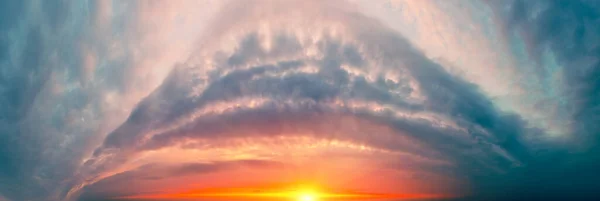 Fantastické Panorama Dramatické Oblačné Oblohy Večerních Hodinách Oblaka Tvaru Oblouku Royalty Free Stock Obrázky