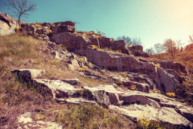 Güneşli bir günde dağ manzarası, granit yamaç tepesi