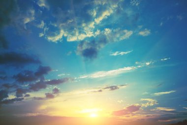 Gün batımında mavi bulutlu gökyüzü. Gökyüzü dokusu. Soyut doğa arkaplanı