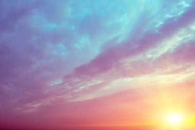 Gün batımında renkli bulutlu bir gökyüzü. Rengi değişmiş. Gökyüzü dokusu, soyut doğa arkaplanı