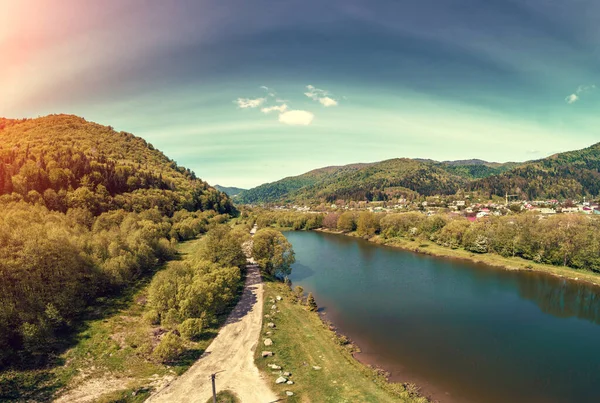 산골짜기에 호수를 시골길 공중에서 Skole Lviv Oblast Ukraine — 스톡 사진