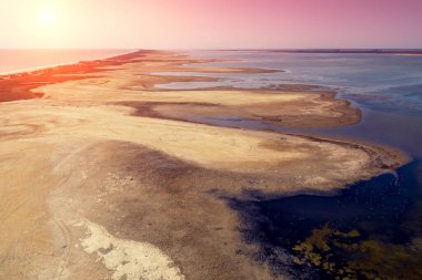 Deniz manzaralı, nehir ve kıyı manzaralı. Karadeniz 'le Alibey' i ayıran kum tükürüğü. Ukrayna