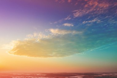 Gün batımında kırsal bölgede güzel bir bulut. Gökyüzü dokusu. Soyut doğa arkaplanı