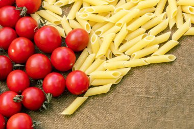 Vişneli domates ve makarna.