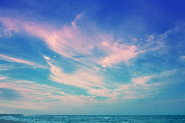 Krásná Planoucí Dramatická Obloha Nad Mořem Během Východu Slunce Seascape — Stock fotografie