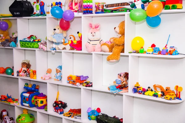 Armário com brinquedos — Fotografia de Stock