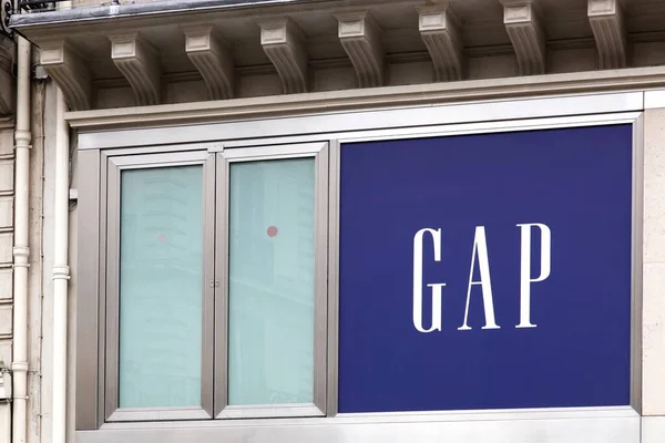 París Francia Junio 2016 Gap Logo Wall Gap Minorista Mundial — Foto de Stock