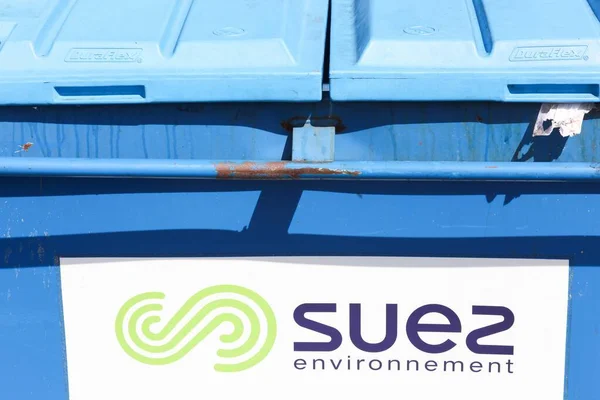 Macon França Março 2020 Logotipo Ambiente Suez Uma Lixeira Suez — Fotografia de Stock