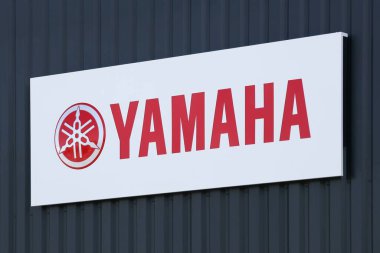 Villefranche, Fransa - 24 Mayıs 2020: Yamaha müzik aletleri, elektronik, motosikletler gibi çok çeşitli ürün ve hizmetleri olan Japonya merkezli çok uluslu bir Japon şirketidir. 
