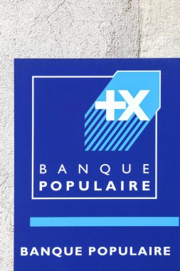 Belleville, Fransa - 23 Ağustos 2020: Banque Populaire tabelası. Banque Populaire, Fransız ortak bankalar grubudur.