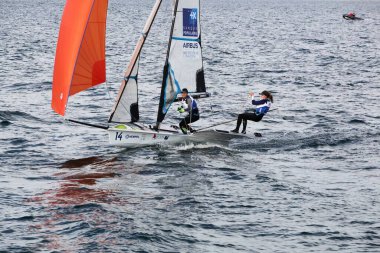 Aarhus, Danimarka - 9 Ağustos 2018: Aarhus, Danimarka'da düzenlenen 2018 Yelken Dünya Şampiyonası'nda Bayanlar Fransız 49er Fx yelkenli gemisi