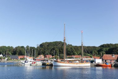 Mariager, Danimarka - 19 Ağustos 2015: Marinayla Marinanın Danimarka 'da görüntüsü