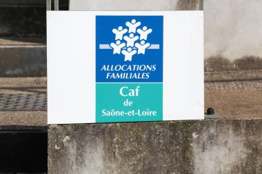 Macon, Fransa - 15 Mart 2020: Caisse d 'allocations familiales of Saone-et-Loire Department (CAF), Fransız sosyal güvence birimidir.