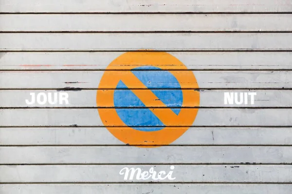 Estacionamiento Prohibido Señal Tráfico Día Noche Una Pared Idioma Francés —  Fotos de Stock