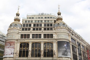 Paris, Fransa - 25 Mart 2016: Printemps binası Paris 'te. Printemps, Fransız mağaza zinciri. Printemps mağazaları güzellik, yaşam tarzı, moda aksesuarları ve erkek kıyafetlerine odaklanıyor.