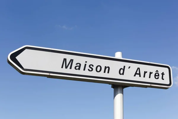 法国法语区路标上的监狱也被称为 Maison Arret — 图库照片