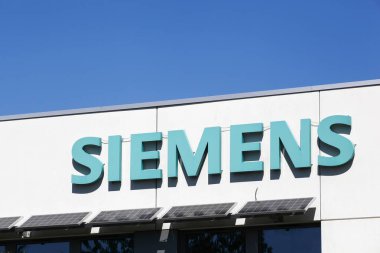 Saint-Priest, Fransa - 8 Eylül 2018: Siemens logosu bir duvarda. Siemens çok uluslu bir Alman. Şirketin başlıca bölümleri sanayi, enerji, sağlık, altyapı ve şehirlerdir.