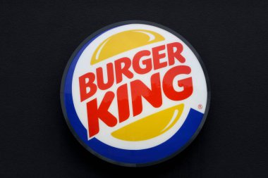 Ladbergen, Almanya - 16 Mayıs 2015: fast food zinciri Burger King 'in logosu. Burger King küresel bir hamburger fast food restoranı zinciri.