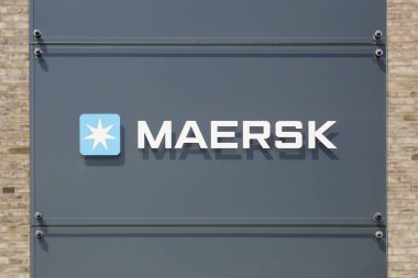 Tilst, Danimarka - 18 Nisan 2021: bir binanın Maersk logosu. Danimarka, Kopenhag merkezli Maersk şirketi dünyanın en büyük konteyner gemisi operatörüdür.
