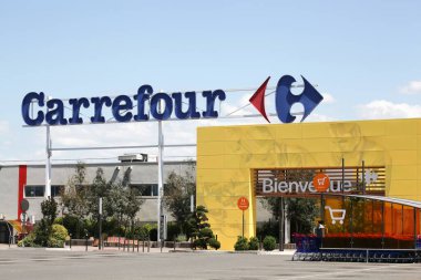 Roanne, Fransa - 31 Mayıs 2020: Fransa 'da Carrefour hipermarketi. Carrefour Fransa merkezli çok uluslu bir perakendecidir ve dünyanın en büyük hipermarket zincirlerinden biridir.