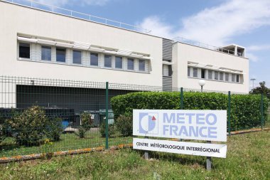 Bron, Fransa - 16 Mayıs 2020: Bölgeler arası meteoroloji merkezi ve Fransa 'nın Bron kentinde Lyon yakınlarında inşa edilmesi. Meteo France, Fransa 'nın ulusal meteoroloji servisidir.