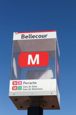 Lyon, Fransa - 15 Ağustos 2016: Lyon Bellecour, Fransa 'da Metro TCL giriş tabelası. Lyon Metro, Lyon Metropolis 'e 1974 yılında açılan hızlı ulaşım sistemidir.
