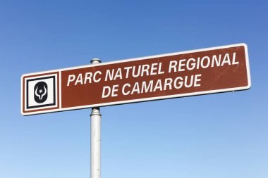 Camargue, Fransa - 4 Temmuz 2018: Fransız dilinde parc naturel bölgesel de Camargue olarak adlandırılan Camargue yol tabelasının bölgesel doğal parkı