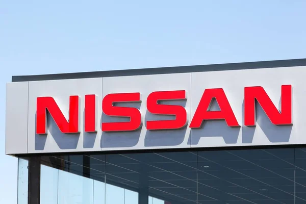 Роан Франция Мая 2020 Года Табличка Nissan Фасаде Nissan Motor — стоковое фото