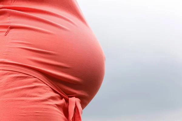 Крупный План Беременной Женщины — стоковое фото