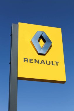 La Clayette, Fransa - 12 Eylül 2020 Renault logosu. Renault, araba, minibüs ve kamyon üreten Fransız bir otomobil üreticisi.