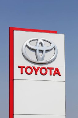 Kolding, Danimarka - 16 Ağustos 2020: bir panelde Toyota logosu. Toyota Motor Corporation, merkezi Toyota, Aichi, Japonya 'da bulunan bir Japon otomotiv üreticisi.