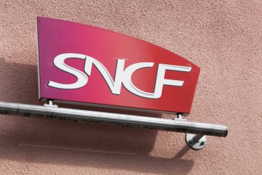 Creches, Fransa - 22 Eylül 2020: duvarda SNCF logosu. SNCF, Fransa 'nın ulusal demiryolu şirketidir ve bir kamu demiryolu şirketidir.