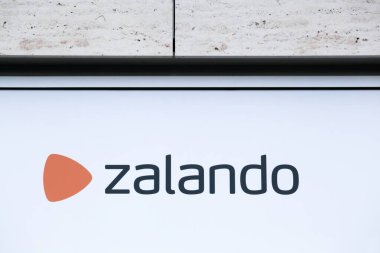 Berlin, Almanya - 12 Temmuz 2020: Zalando logosu bir binanın üzerinde. Zalando SE Berlin, Almanya merkezli bir Avrupa e-ticaret şirketidir.