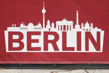 Berlin, Almanya - 13 Temmuz 2020: Berlin Duvarında Şehir Tabelası