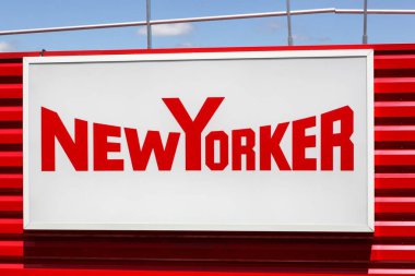 Saint Etienne, Fransa - 21 Haziran 2020: duvarda New Yorker logosu. New Yorker merkezi Braunschweig 'de bulunan bir Alman giyim perakendecisi.