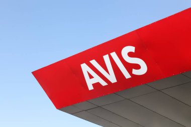 Kolombiyalı-Saugnieu, Fransa 16 Temmuz 2018 'de duvarda Avis logosu. Avis, merkezi New Jersey, ABD 'de bulunan bir araba kiralama şirketi.