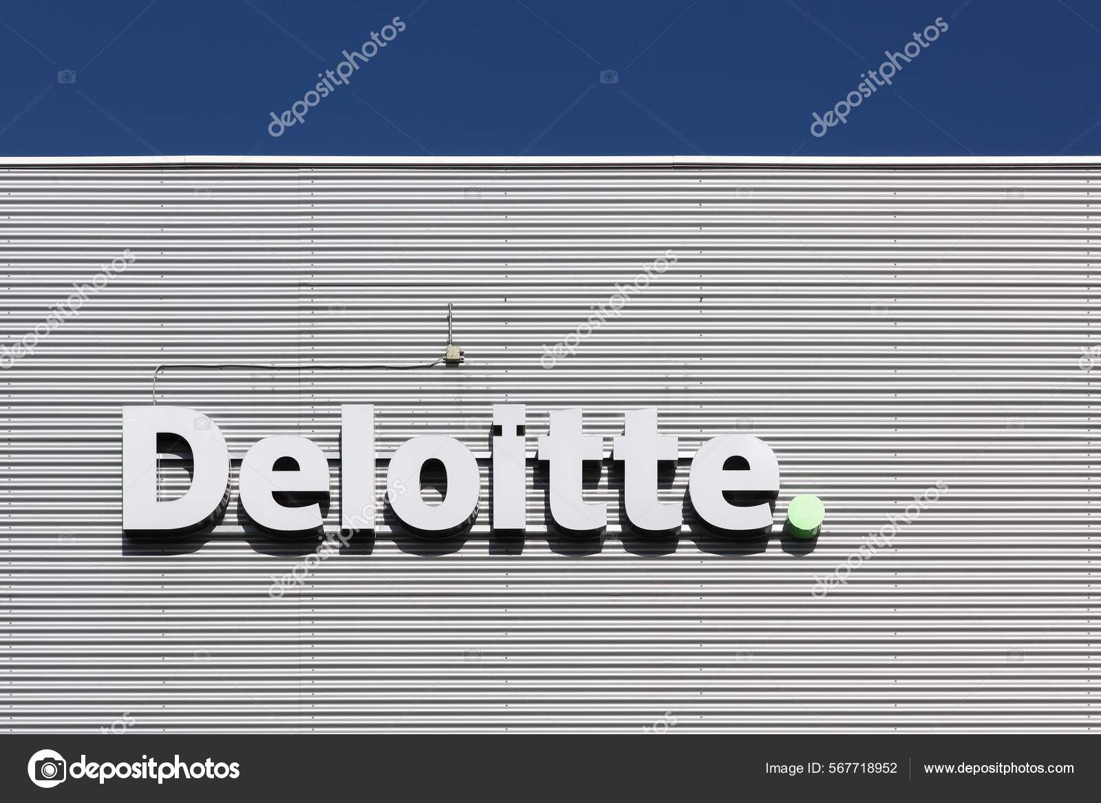 Aalborg 2017年7月13日德勤在墙上的标志德勤是四大会计师事务所之一也是世界上收入最多的专业服务网络—— 库存社论照片©  ricochet69 #