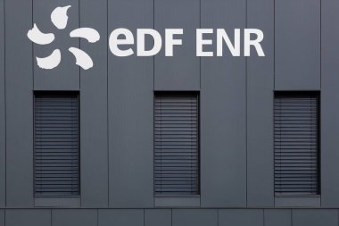 Limonest, Fransa - 6 Eylül 2020: EDF ENR ofis binası. EDF ENR, dünya çapında 9 GW 'dan fazla yenilenebilir enerjiye sahip bir Fransız yenilenebilir enerji grubudur.