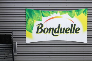 Saint Priest, Fransa - 16 Mayıs 2020: duvarda Bonduelle logosu. Bonduelle işlenmiş sebze üreten bir Fransız şirketidir.