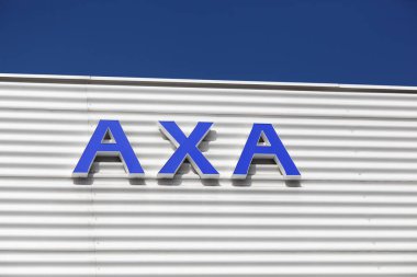 Macon, Fransa - 22 Mart 2016: Duvardaki AXA sigorta logosu. AXA, küresel sigorta, yatırım yönetimi ve finans hizmetleri ile uğraşan çok uluslu bir Fransız sigorta şirketidir.