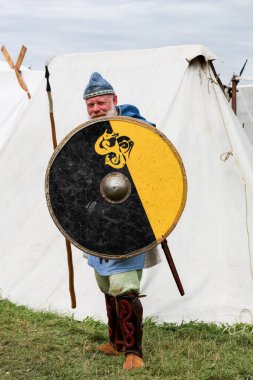 Hojbjerg, Danimarka - 30 Temmuz 2016: Moesgaard Viking tartışması, Danimarka 'nın Aarhus kentinde bir haftalık Viking pazarı ve taklit savaşları ile her yıl düzenlenen tarihi yeniden canlandırma etkinliğidir.